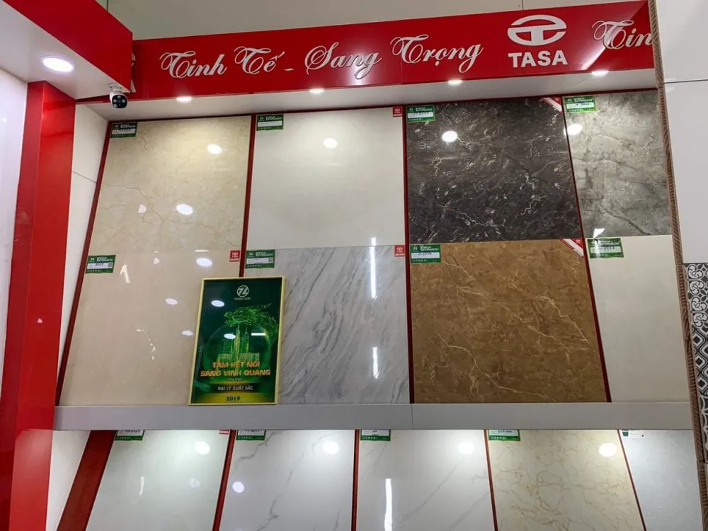 Gạch lát sân tại cửa hàng Hoà Phát